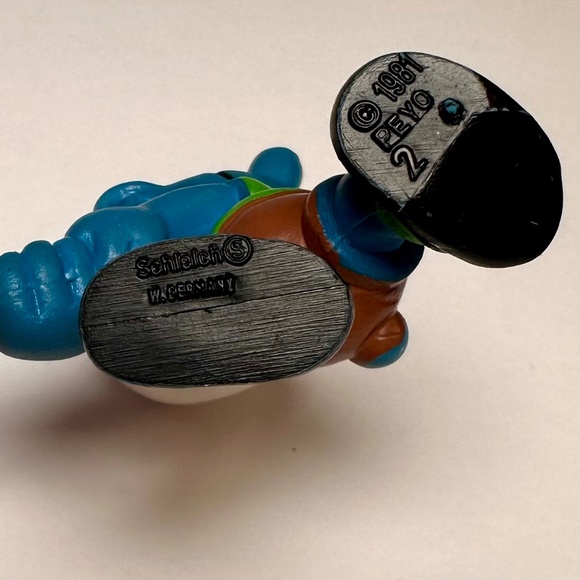 Vintage Tennis Smurf Figurine 1981 Schleich Peyo Made in Germany Smurfs - Picture 6 of 6